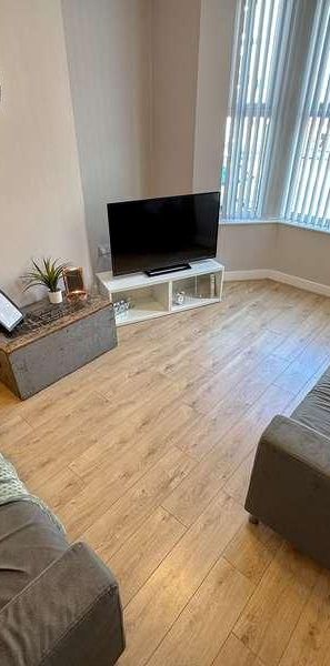 Esher Road, L6 - Photo 1