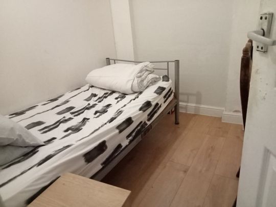 Room in a Shared Flat, Tree Road, E16 - Photo 1