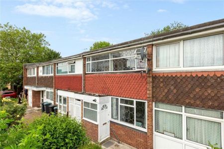 4 bedroom house seconds to the beautiful green spaces of Alexandra park - Photo 4