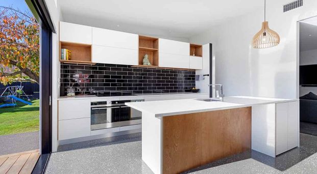 Stunning Fully Furnished Executive Extra Large Family Home in Superb Location! - Photo 1