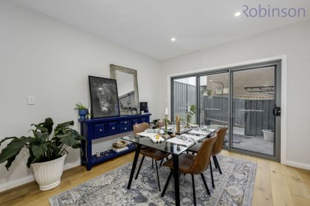 Spacious three bedroom air conditioned townhouse with single garage - Photo 4