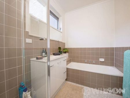 Spacious Apartment Opposite Hopetoun Gardens! - Photo 2