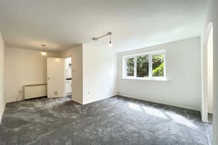 1 bed Flat Porter Close, RM20 - Photo 2