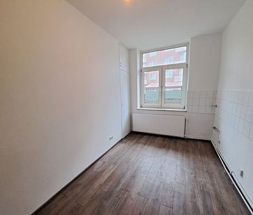 Frisch renovierte 3-Zimmerwohnung mit Terrasse in Bremerhaven-Lehe! - Photo 2