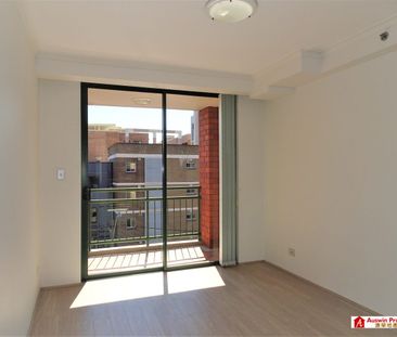 Stunning & Spacious Apartment In Prime Location - Photo 4