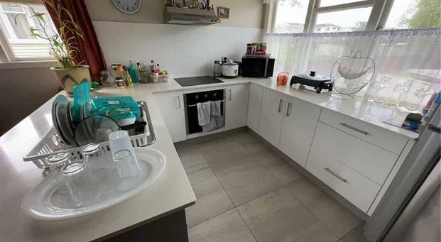 Sunny three bedroom home available now - Photo 1