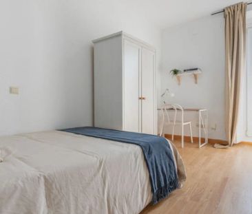 Lovely room for rent in 5-bedroom apartment, La Latina - Photo 4