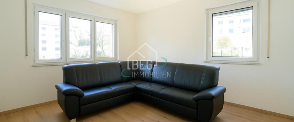 Helle Erdgeschosswohnung mit eigenem Garten und Einzelgarage - Foto 1