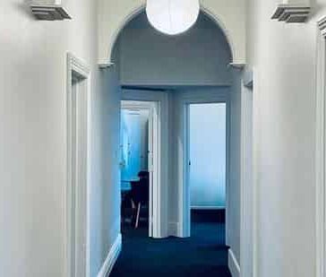 Hotel-Style Room – Renovated & Furnished - Photo 2