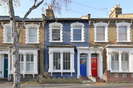 Charming two bedroom cottage set on a sought-after road close to Church Street. - Photo 4