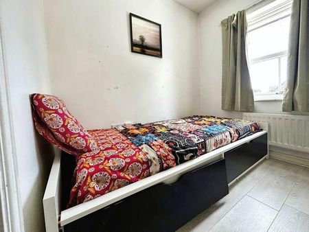 Walker Crescent, Langley, SL3 - Photo 4