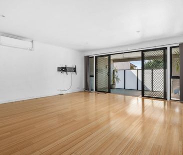 LARGE & SPACIOUS | 3 BEDROOM | CONVENIENT LOCATION - Photo 1