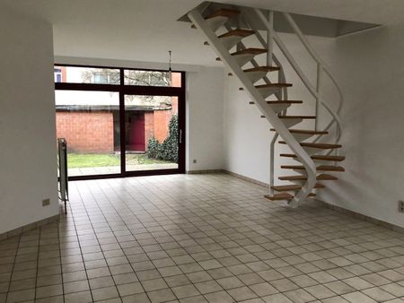 Gezellige rijwoning met 3 slaapkamers, 2 garageboxen en tuin gelegen op toplocatie in Mol centrum ! - Photo 2