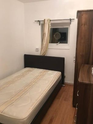 Room in a Shared Flat, Frensham Drive, SW15 - Photo 1