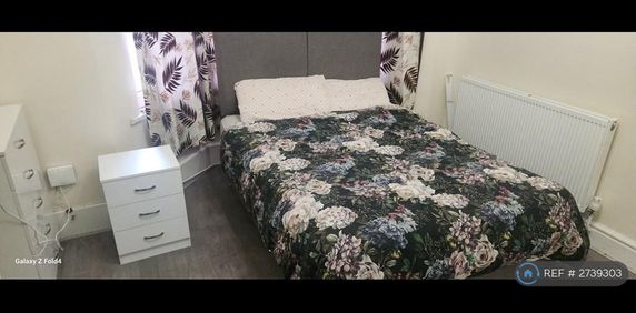 1 bedroom in a house share to rent - Photo 2