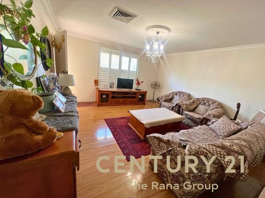 Spacious 3br House with 8.2kw Solar Panels, Gas Cooktop & Outdoor Kitchen Close to Penrith CBD - Photo 1