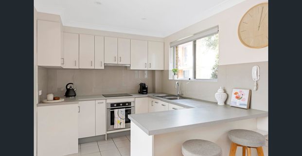 Bright & spacious living in convenient Freshwater location - Photo 1