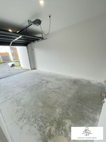 Beachlands, 4 Bedrooms + 2.5 bathroom - Photo 4