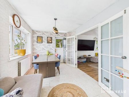 4 bedroom detached house to rent - Photo 3