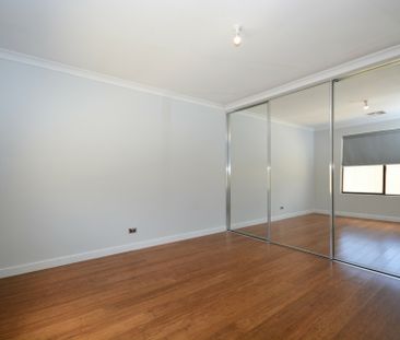 Large Family Home with Swimming Pool! - Photo 6