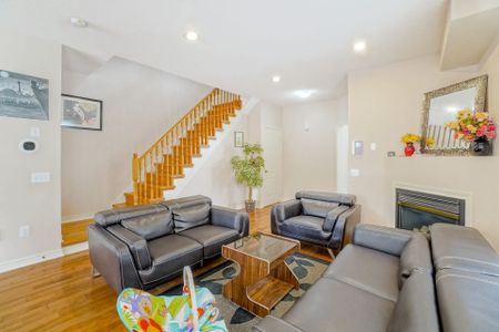 For Lease - 824 Khan Crescent, Mississauga, Ontario - Photo 2