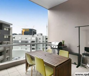 MODERN AND SPACIOUS 1 BED +STUDY or 2 bedrooms APARTMENT IN THE BES... - Photo 1