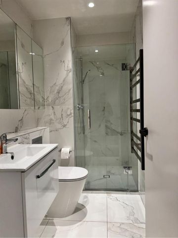 Modern one bedroom apartment in great location. - Photo 5