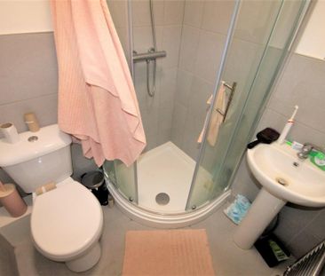 4 bedroom end of terrace house to rent - Photo 3