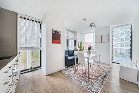 1 Bed Flat, Stratosphere Tower, E15 - Photo 3