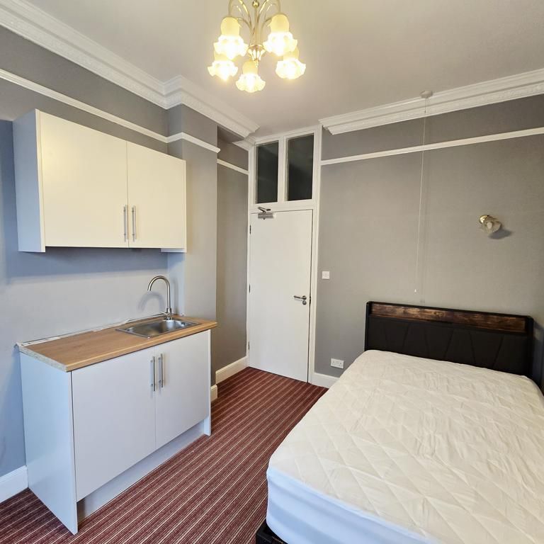 1 bedroom in a house share to rent - Photo 1