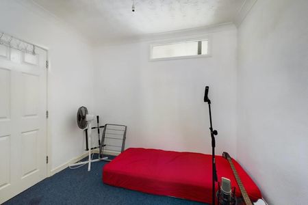 5 bedroom House To Let - Photo 2