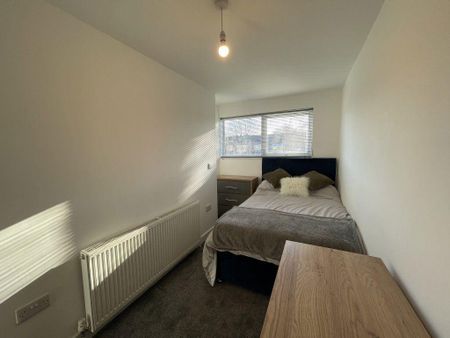 1 bedroom in a house share to rent - Photo 2