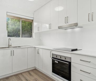 BRIGHT TOP FLOOR FULLY RENOVATED UNIT - Photo 4