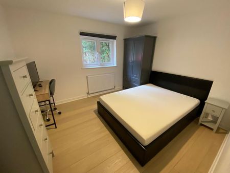 3 bedroom flat to rent - Photo 5