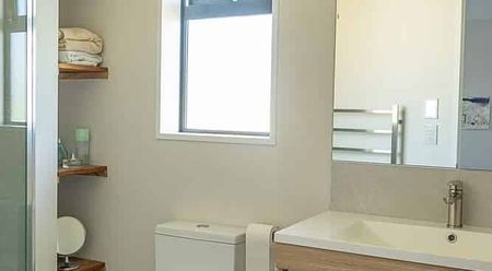 Modern 3-Bedroom Home – Warm, Sunny & Family Ready - Photo 5