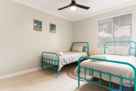 Fully Furnished 3x2 Home - Prime Location in Mandurah - Photo 5