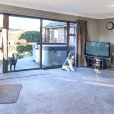 Warm & Cosy Family Home – Pets Welcome - Photo 1