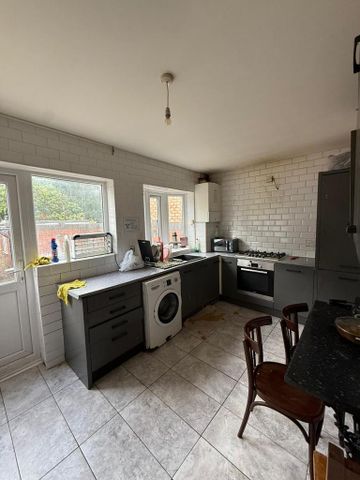 1 bedroom in a house share to rent - Photo 4