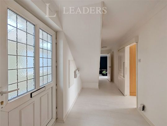 4 bedroom house to rent Ringwood Close, RH10 - Photo 1