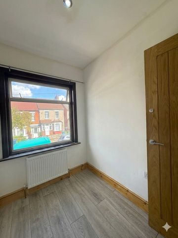 Room in a Shared House, Wyvenhoe Road, HA2 - Photo 3