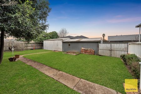 Spacious Family Home in Rockbank - Photo 3