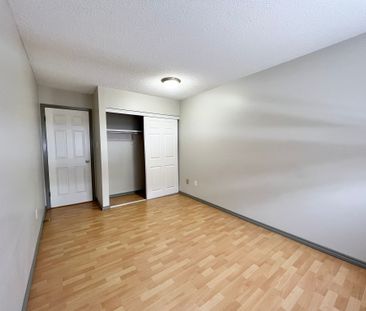 Calling All Nurses!! 2 Bedroom Unit Across the Hospital!! - Photo 2