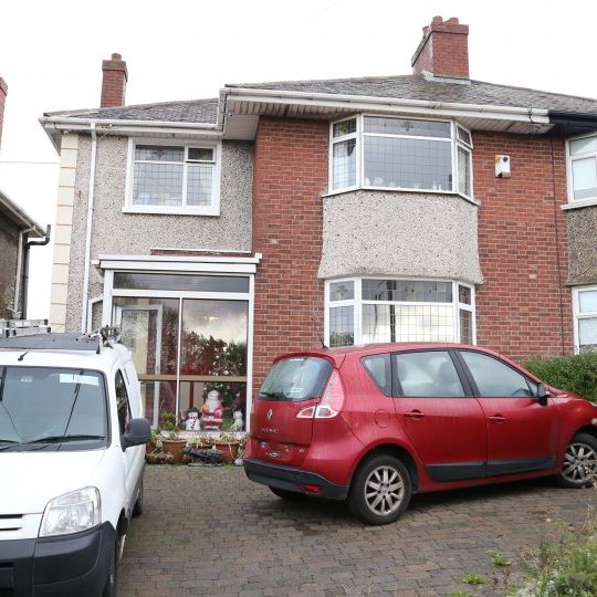 Spacious room in 4-bedroom houseshare in Clontarf, Dublin - Photo 1