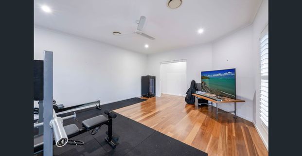 Beautiful 5 Bedroom Home in Coral Cove! - Photo 1