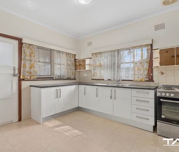 HOME IN A PRIME LOCATION! - Photo 4