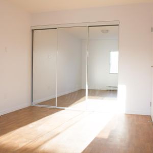 SUPERBE 4 ½ EN COIN 898 PI2 , ENTIÈREMENT RÉNOVÉ - 1 425$ TOUT INCLUS ! DISPONIBLE À PARTIR DE NOVEMBRE - Photo 2