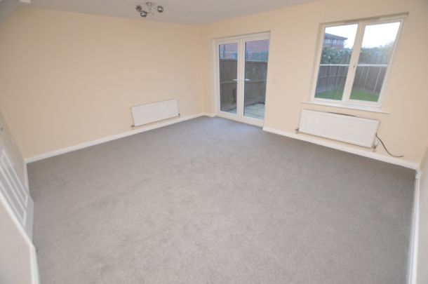 3 Bedroom Semi-Detached House - Photo 1