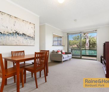 LIGHT-FILLED UNIT IN QUIET STREET !! - Photo 2