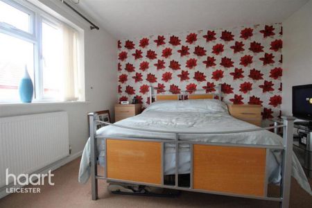 1 bedroom in a house share to rent - Photo 2