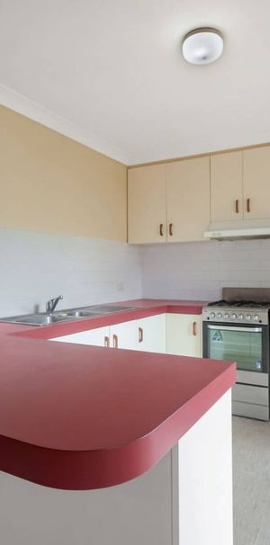 Spacious & Stylish Townhouse Living in Kearneys Spring! - Photo 1